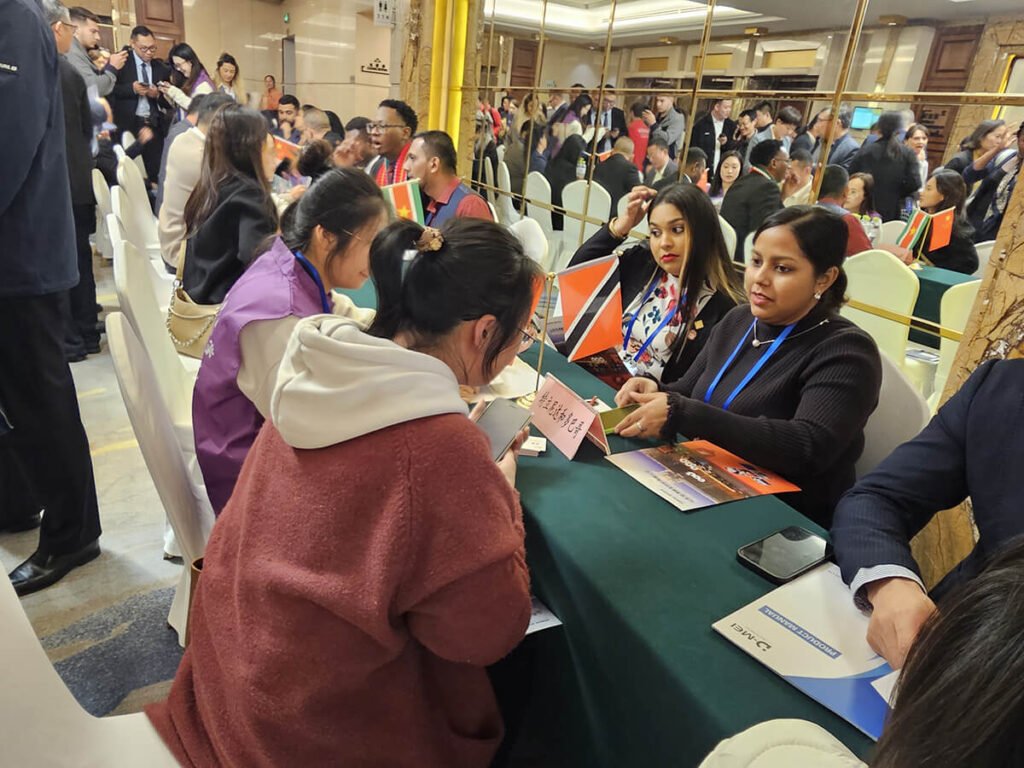 Hengze Steel staff communicating with customers at trade show