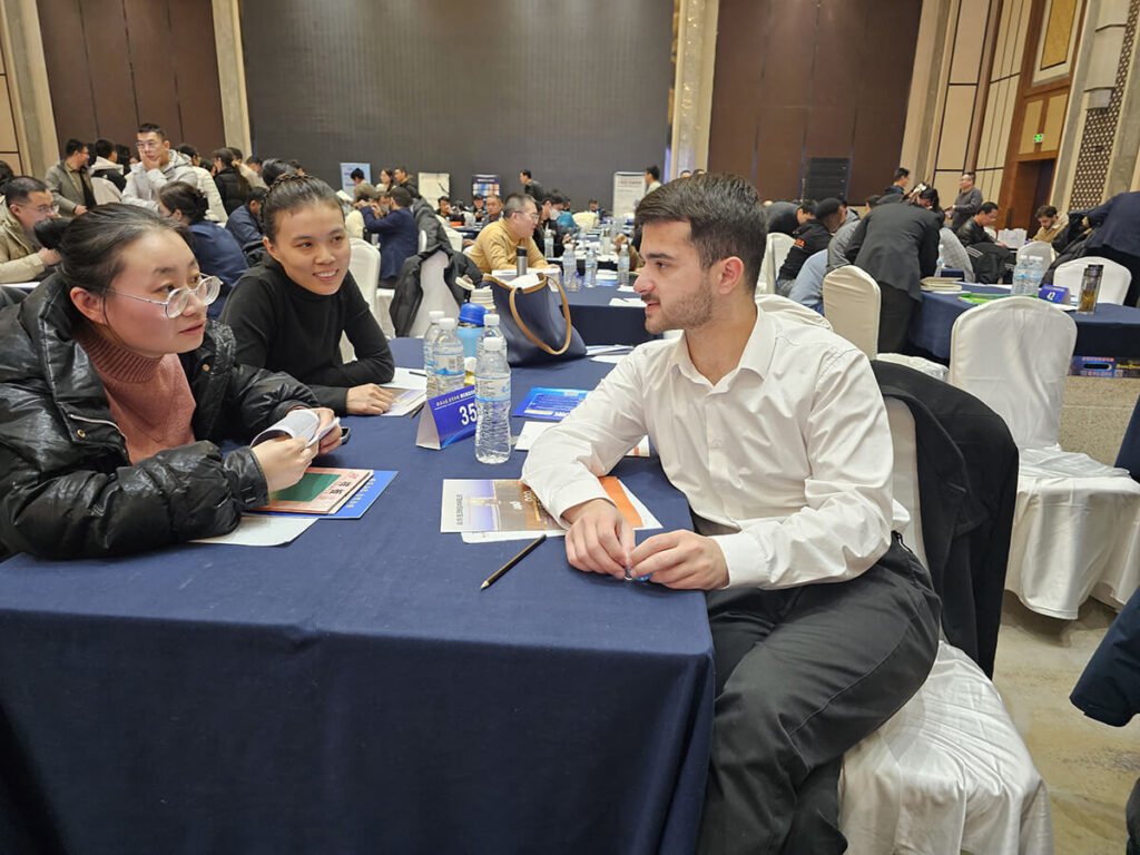 Hengze Steel staff communicating with customers at trade show1